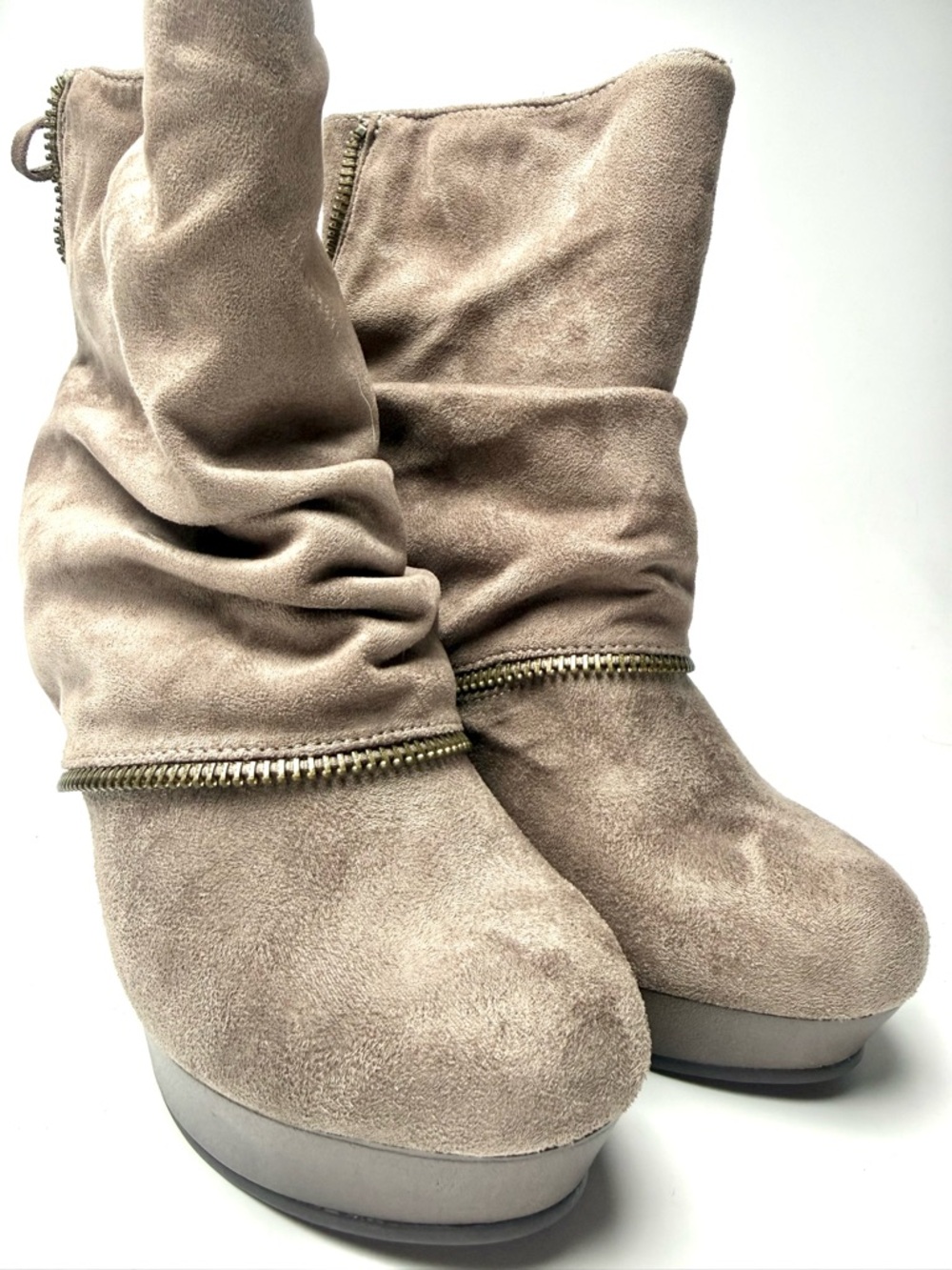 Women’s Size 7.5 Taupe Wedge Ankle Boots Slouchy Zip Accent - Picture 9 of 10